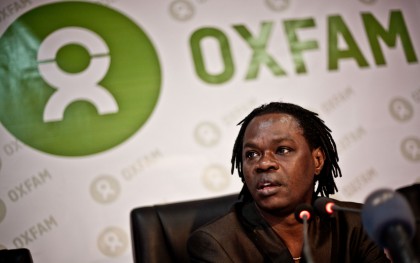 Senegalese musician and Oxfam Global Ambassador Baaba Maal has teamed up with seven other recording artists to remind African leaders of their promises to their people. Photo: Pablo Tosco / Oxfam