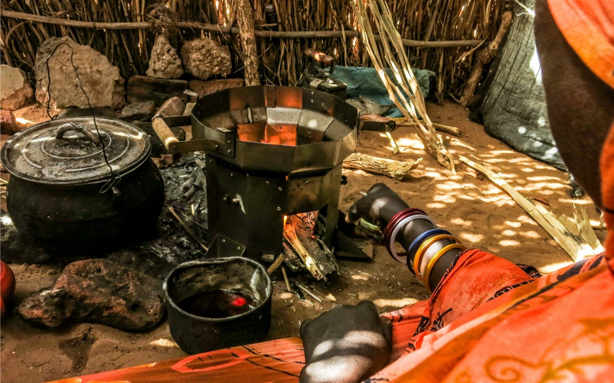 darfur-woman-using-stove-2015-estevens