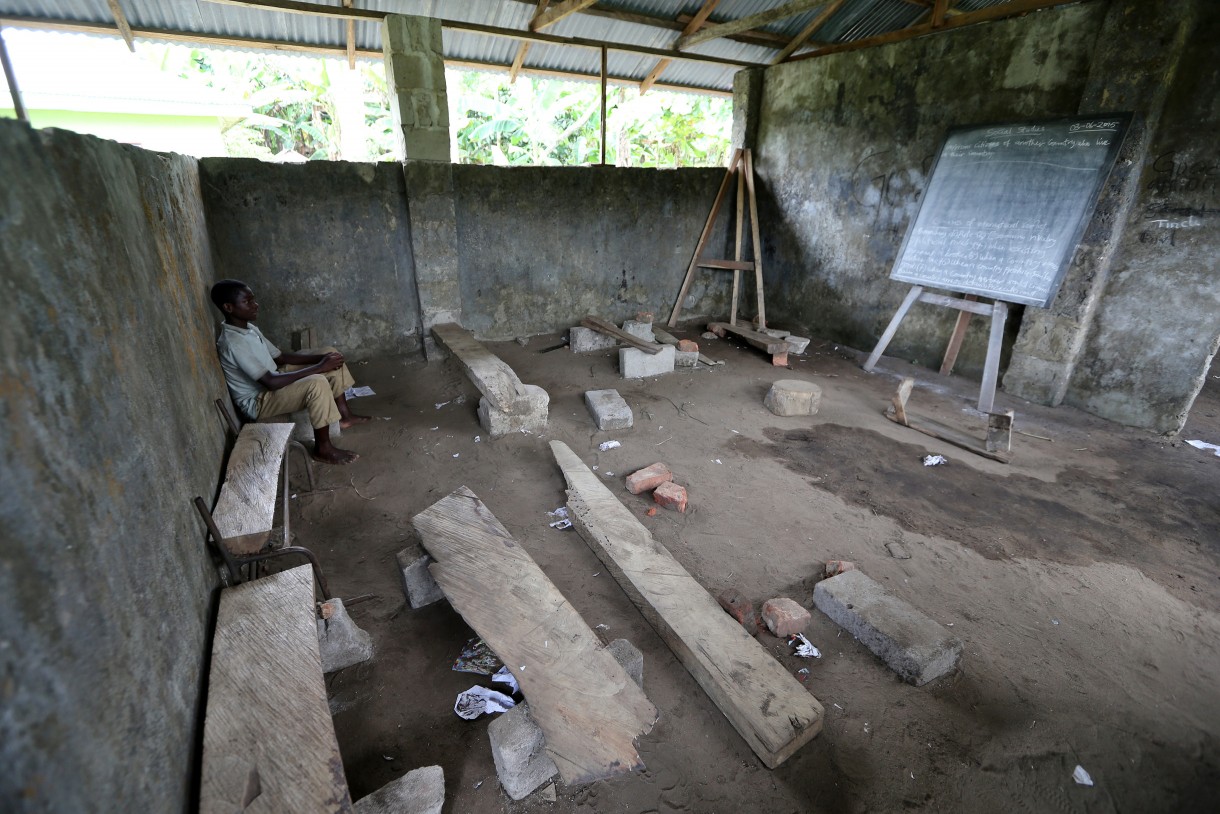 A school room in the Niger Delta region of Nigeria lacks decent chairs and desks despite being in a region that produces most of the oil in the country. New rules to support key sections of the 2010 Dodd-Frank Wall Street Reform and Consumer Protection Act will help citizens understand how much oil companies pay their governments, so they can ensure they get their fair share. Photo: George Osodi/Panos for Oxfam America.