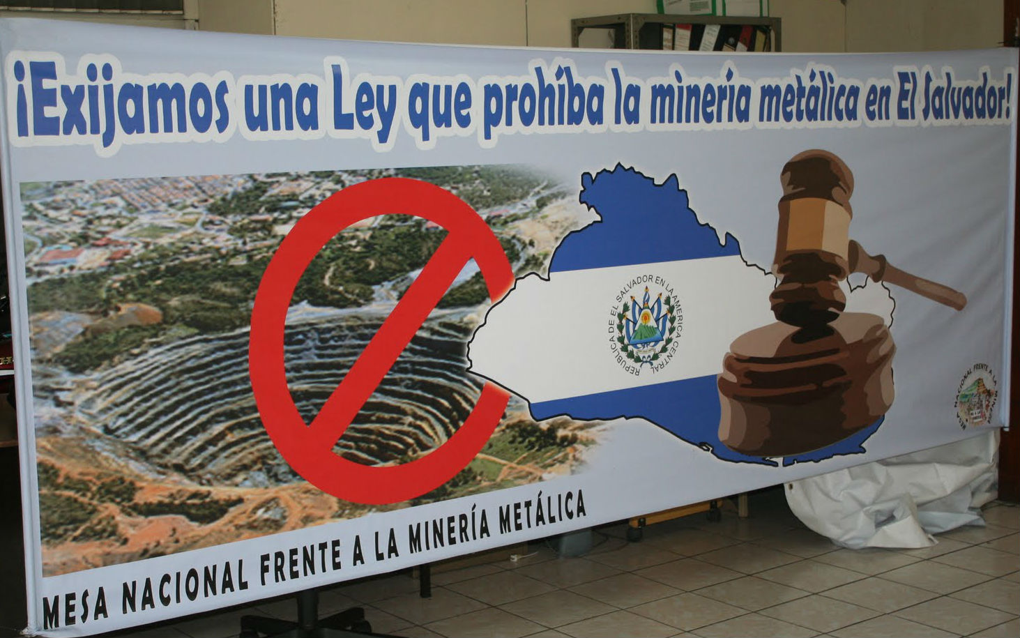 A banner used by the National Roundtable Against Metallic Mining in El Salvador, saying "We demand a law prohibiting metals mining in El Salvador." Photo: http://bit.ly/1ovX8XU