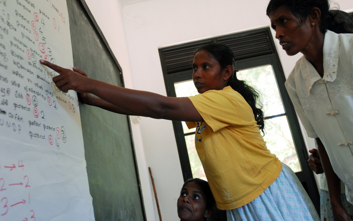 From the cover of Oxfam’s newly-released third edition of Foreign Aid 101, a quick and easy guide that dispels the common myths around foreign aid to developing countries. Here
community members in Sri Lanka rate NGOs in their response to the 2004 Indian Ocean tsunami. Photo: Atul Loke / Panos for Oxfam America