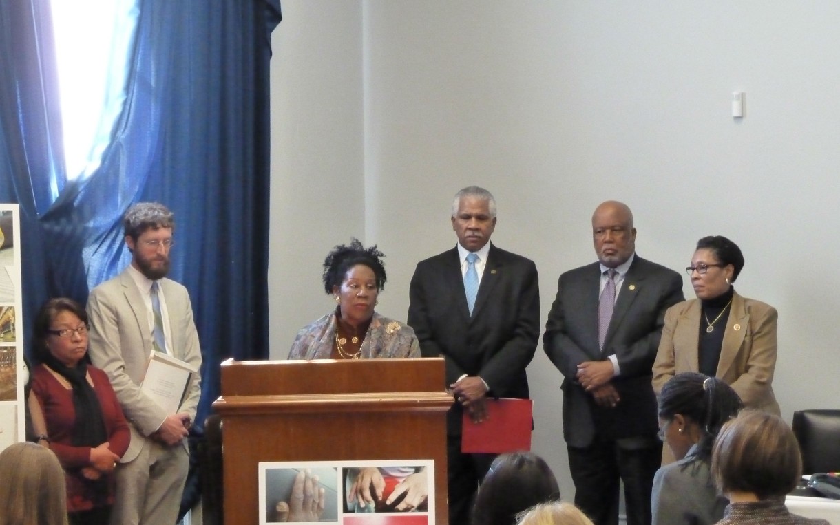 Salvadora Roman, left, a poultry worker from Alabama, with US Representative Sheila Jackson Lee, at podium, and members of Congress and advocates at a briefing on Capitol Hill. Photo: Oliver Gottfried/Oxfam America